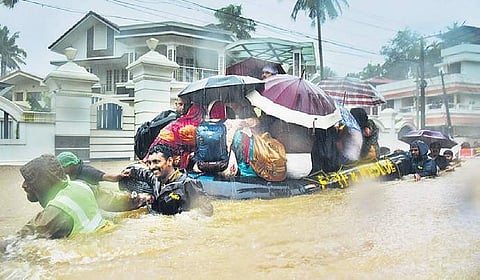Rescue teams use bunkee boats to carry residents of Companypadi to safety, as water levels rise every hour | Albin Mathew