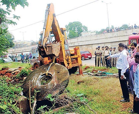 Civic authorities clear the sewage line near Iskcon temple in Bhubaneswar on Wednesday | Express