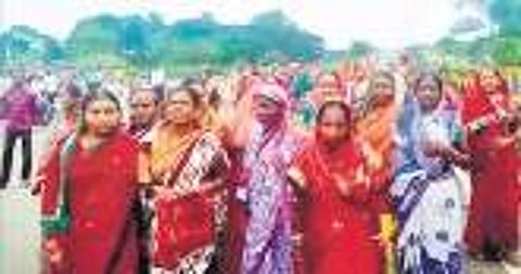 Land losers and displaced persons, under the banner of Jamihara Krushak Ekta Manch, stage demonstration in front of Paradip Refinery | Express