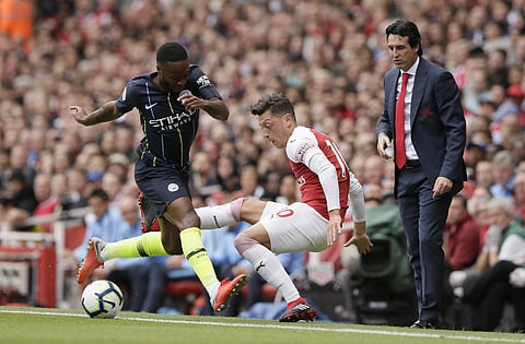 Arsenal manager Unai Emery watches Mesut Ozil (R) fights for the ball with Manchester City's Raheem Sterling (File | AP)