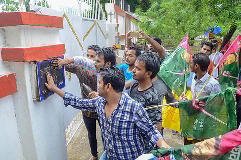 Jan Adhikar Party supporters protest against Bihar's Social Welfare Department Minister Manju Verma after allegations against her husband Chandeshwar Verma of frequently visiting the Muzaffarpur shelter home. (File photo | PTI)