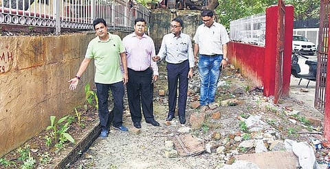 Residents near illegal wall constructed by the hospital on Shankaracharya Marg | Parveen Negi