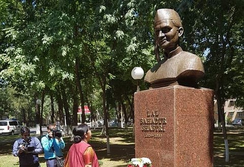 Sushma Swaraj paying floral tribute to freedom fighter and 2nd Prime Minister of India Shri Lal Bahadur Shastri at his memorial in Tashkent. (Photo | Twitter)