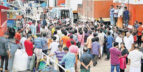 People thronging the Munambam Harbour after the news of midsea collision broke out (EPS | A Sanesh)