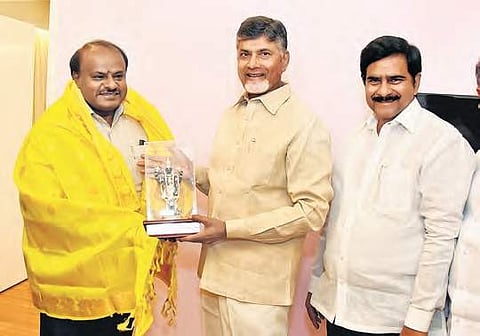 Chief Minister N Chandrababu Naidu felicitating his Karnataka counterpart HD Kumaraswamy in Vijayawada on Friday I Express