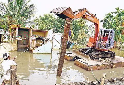 People constructing an outer bund of Paruthyvalavu paddy field in Kuttanand. More than 250 houses in the outer bund of the polder have been under water for the past 78 days | ARUN ANGELA