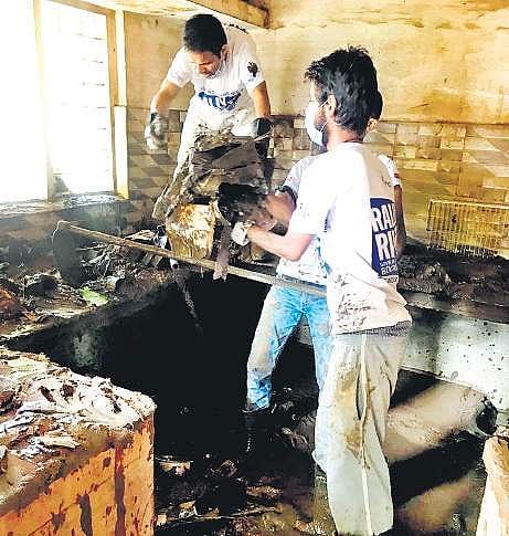 Rally for Rivers volunteers cleaning a house in Chengannur