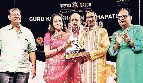 Film actress Hema Malini presenting award to Guru Lingaraj Behera for dance during Guru Kelucharan Award Festival 2018 in Bhubaneswar on Sunday | Irfana