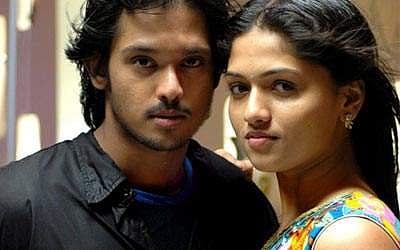 Nakkhul and Sunainaa in Kadhalil Vizhunthen. (Photo | Twitter)