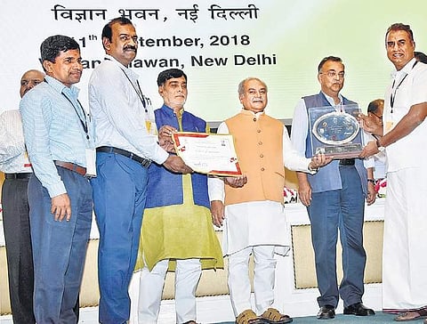 Municipal Administration Minister SP Velumani receiving best performance awards from Rural Development Minister Narendra Singh Tomar in New Delhi on Tuesday | EXPRESS