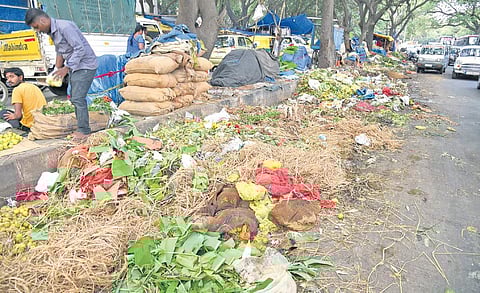 Rotten vegetables and fruits strewn on the road at the Madiwala market | Nagaraja Gadekal