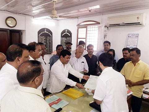 Goa Congress, along with its 14 MLAs ,submit a letter before the Raj Bhavan staking claim to form new government. (Photo: Twitter / ANI))