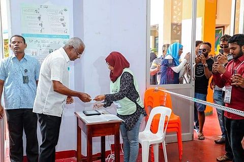 Opposition Maldives candidate for president Ibrahim Mohamed Solih (2nd L) votes at a polling station in the capital Male on September 23, 2018. Voting began in a controversial presidential election in the Maldives on September 23, amid fears that the proc
