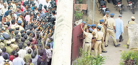 Mediapersons and the public crowd outside the Pala sub-jail compound to get a glimpse of Bishop Franco while he is being taken inside the prison on Monday | Vishnu Prathap