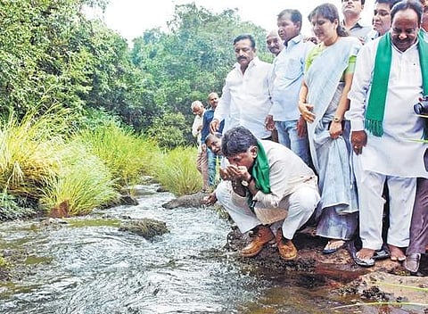 Water Resources Minister D K Shivakumar drinking Madadayi river water at Kankumbi, project site of Kalsa-Banduri on Wednesday