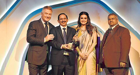 CIAL managing director V J Kurian after receiving the Champion of the Earth award 2018 from Sathyapal Tripathi (R), assistant secretary UNEP, at a function in New York