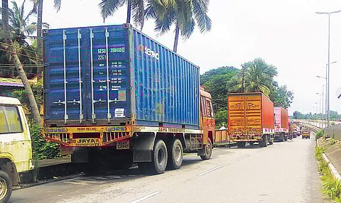 Vehicles from Hyderabad to Vizag, will be diverted at Ibrahimpatnam Ring centre via G Konduru, Mylavaram, Nuzvid and reach the National Highway 16 at Hanuman Junction (File | EPS)