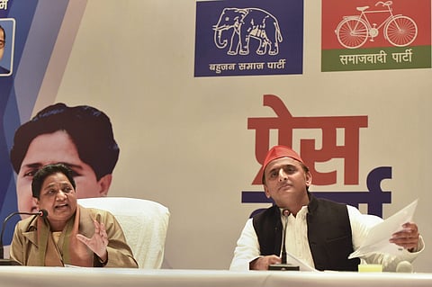 BSP chief Mayawati with SP chief Akhilesh Yadav in Lucknow during the official announcement of their alliance. (Photo | PTI)