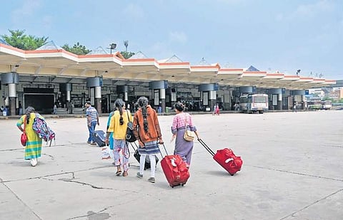 Barren Bus stand in Hyderabad amid TSRTC strike (Photo |EPS)