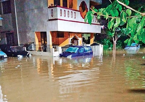 Water entered 500 homes around Doddabidarakallu Lake on Thursday I EXPRESS