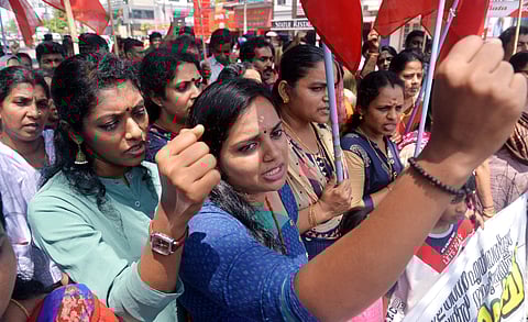 The unaided school teachers raising slogans during the Kerala Unaided School Teachers and Staff Union protest in front of Secretariat demanding wages equivalent to the government and aided sector. (Photo | Vincent Pulickal, EPS)