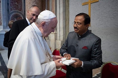 MoS External Affairs V Muraleedharan presenting a copy of 'Bhagavad Gita According to Gandhi' to Pope Francis (Photo| Twitter/ @MOS_MEA)