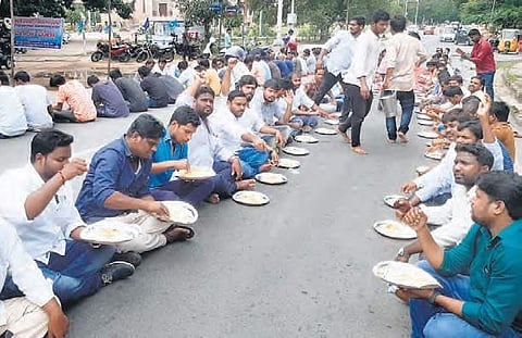 Students of Osmania University particiapte in a vanta varpu protest in support of the agitating TSRTC employees, in Hyderabad on Sunday