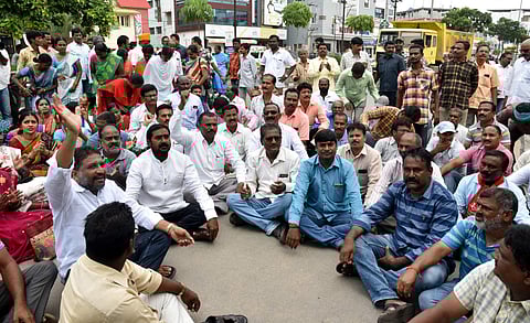 TSRTC workers staged protest at BC welfare minister Gangula Kamalakar residence in Karimnagar | EPS