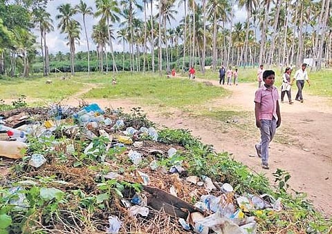 Garbage piling up near Keezhadi site as more visitors throng the area. (Photo | EPS)