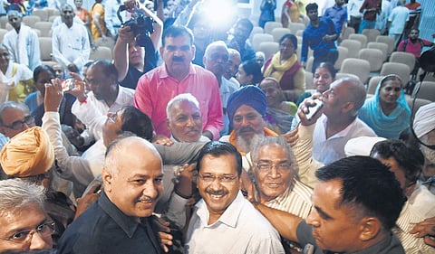 Chief Minister Arvind Kejriwal and Deputy CM Manish Sisodia with senior citizens who availed of the Mukhyamantri Tirth Yatra Yojana