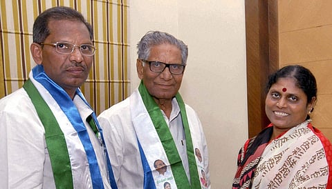 YSRC leader Ummareddy Venkateswarlu (C) (Photo | EPS)