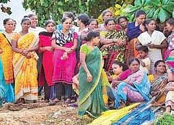 Family memebers of the missing fisherman (Photo |EPS)