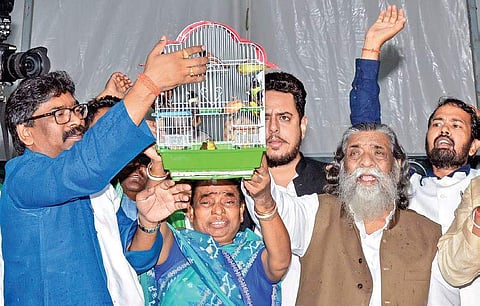 JMM chief Shibu Soren, wife Rupi, son Hemant and other party leaders in Ranchi. | ( Photo | PTI )