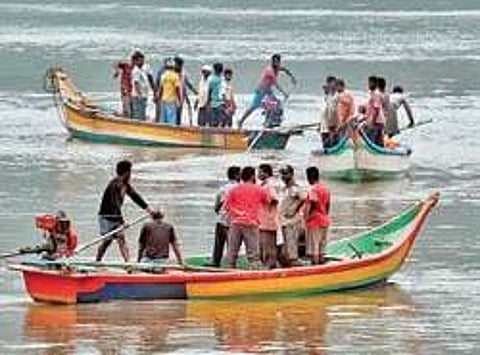 Team searching Royal Vasistha, capsized in Godavari river (Photo |EPS)