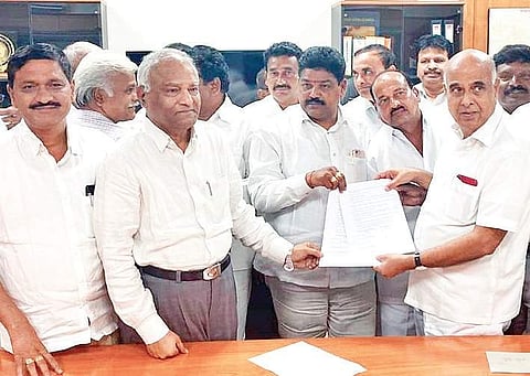 TS Transco and Genco chairman D Prabhakar Rao with TETUF leaders after the meeting at Vidyut Soudha