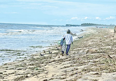 Plastic waste makes it difficult for tourists to enjoy a stroll on Puthuvype beach in Kochi ● Albin Mathew