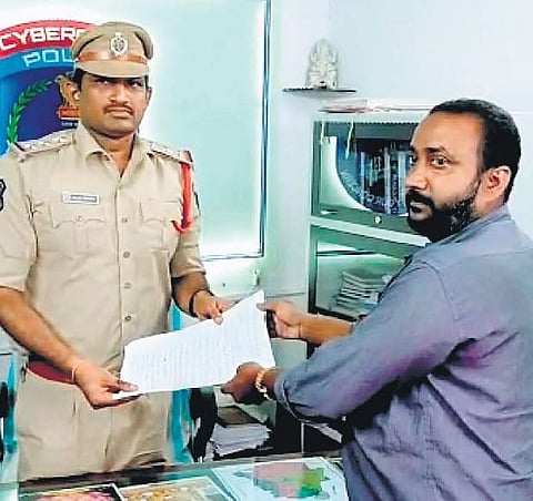 RTC driver Raju lodges a plaint against JAC leader Ashwathama Reddy