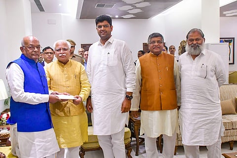 Haryana Chief Minister-designate Manohar Lal Khattar with JJP chief Dushyant Chautala meets Governor Satyadeo Narain Arya to stake claim for forming the next government in the State at Raj Bhawan in Chandigarh Saturday. (Photo | PTI)