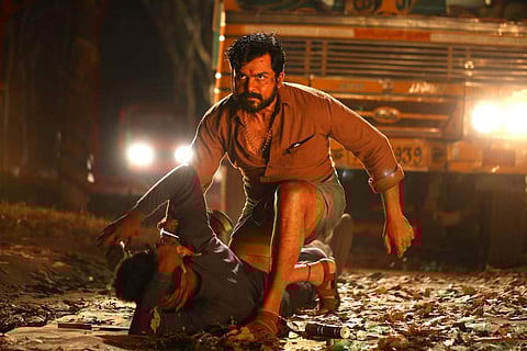 Karthi in 'Kaithi'.