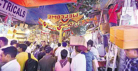 Shoppers browsing a market, especially set up for Diwali in New Delhi | Arun Kumar