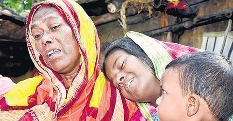 Family members of labourers, who were shot dead by terrorists in Jammu and Kashmir’s Kulgam, mourn at their village in Murshidabad district of West Bengal, on Wednesday (Photo| PTI)