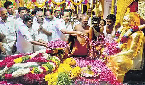 DMK chief MK Stalin paying tribute to Muthuramalinga Thevar at Goripalayam in Madurai on Wednesday | kk sundar