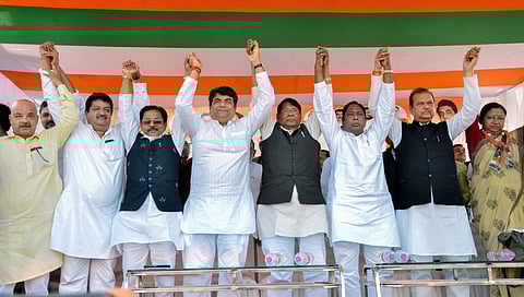Congress state in-charge for Jharkhand RPN Singh with Jharkhand Pradesh Congress Committee President Rameshwar Oraon, senior leader Subodh Kant Sahay and other leaders of the party during their 'Jan Aakrosh Rally' in Ranchi (Photo| PTI)
