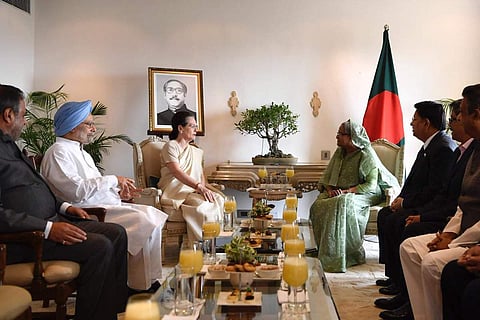 Interim Congress chief . Sonia Gandhi and former PM Dr Manmohan Singh meet with Bangladesh PM Sheikh Hasina (Photo| Twitter/@INCIndia)