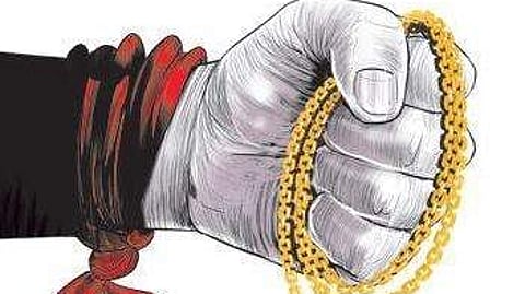 Of the gang, two got down from the auto and robbed her of her chain and started running towards the auto that was parked at a distance.