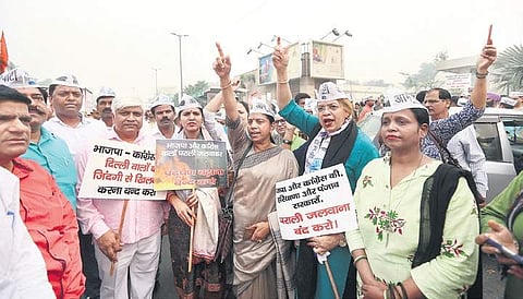 AAP workers demonstrate against stubble burning outside Haryana and Punjab Bhawans. (Photo | Arun Kumar, EPS)