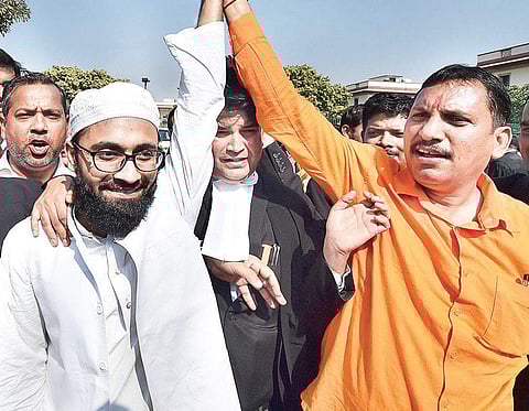 Communal harmony on display outside the Supreme Court on Saturday after the verdict in the Ayodhya temple dispute case (Photo | PTI)