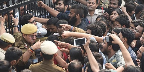 JNU students protest outside All India Council For Technical Education during convocation. (Photo | Parveen Negi, EPS)