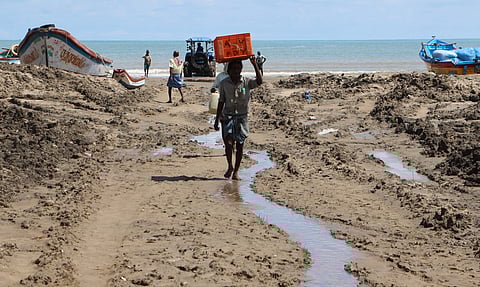 The farmers who reside in Periyakuthagai, Naluvethapathi and some areas of Vellapallam villages are also affected by the ooze. (Photo | EPS)
