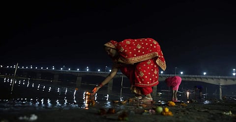 A lady offering puja at Saryu river in Ayodhya. (Photo | EPS/ Shekhar Yadav)